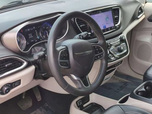 Used 2024 Chrysler Pacifica Touring-L FWD image 10