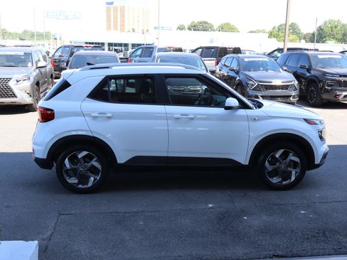 Used 2021 Hyundai Venue SEL FWD image 11