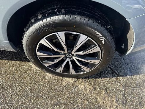 Used 2024 Volvo XC60 B5 Plus image 17