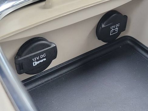 Used 2015 Dodge Grand Caravan SXT w/ UConnect Hands-Free Group FWD image 17