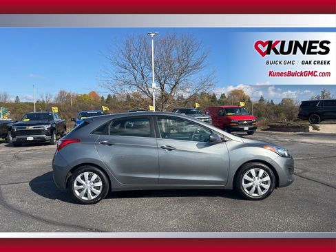 Used 2017 Hyundai Elantra GT image 3