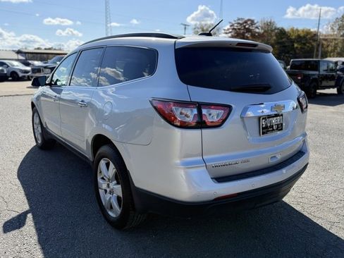 Used 2017 Chevrolet Traverse LT w/ Style and Technology Package image 3