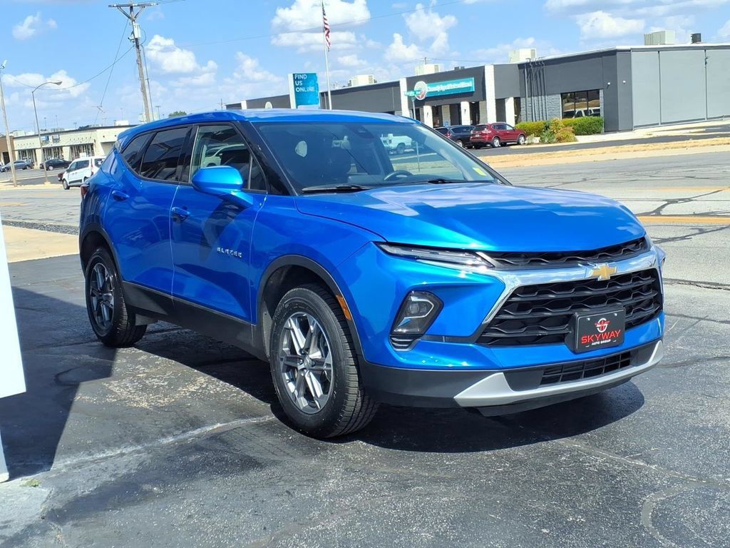 Used 2025 Chevrolet Blazer LT FWD image 3