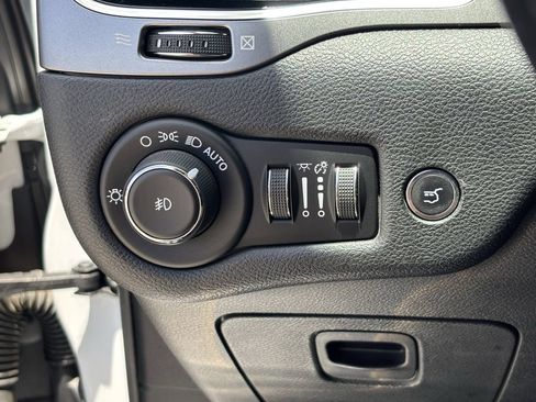 Used 2020 Jeep Cherokee Limited FWD image 24