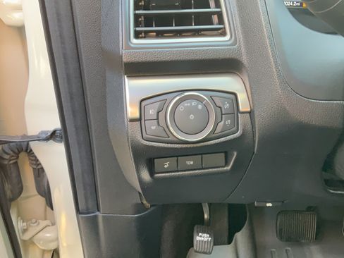 Used 2018 Ford Explorer XLT w/ Equipment Group 201A AWD/4WD image 32