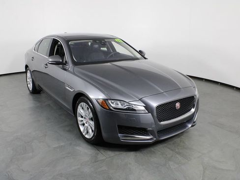 Used 2016 Jaguar XF Premium RWD image 3