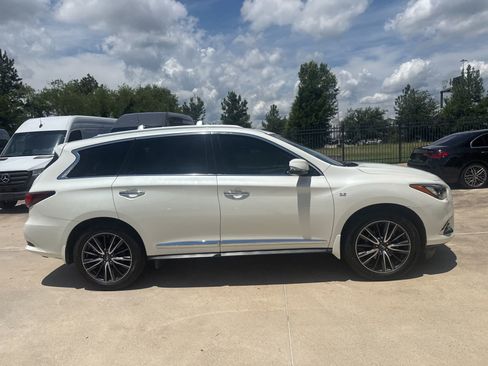 Used 2020 INFINITI QX60 Luxe w/ Sensory Package FWD image 3