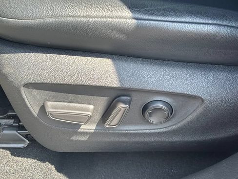 Used 2024 Toyota Highlander XLE FWD image 10