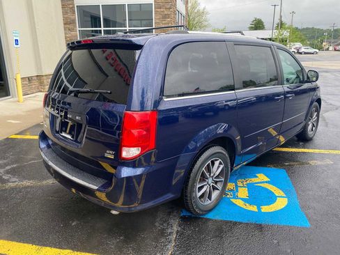 Used 2017 Dodge Grand Caravan SXT w/ Rear Park Assist Package FWD image 4