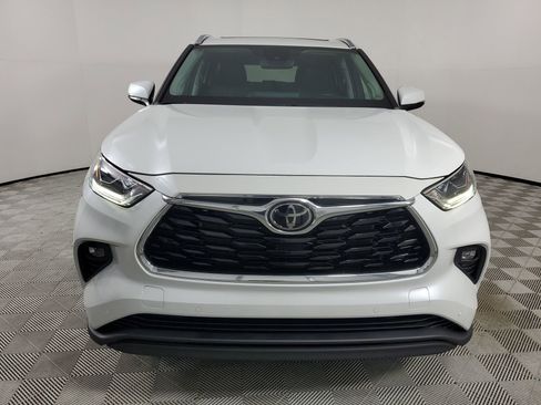 Used 2023 Toyota Highlander Limited FWD image 3