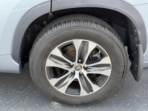 Used 2022 Toyota Highlander XLE AWD/4WD image 33