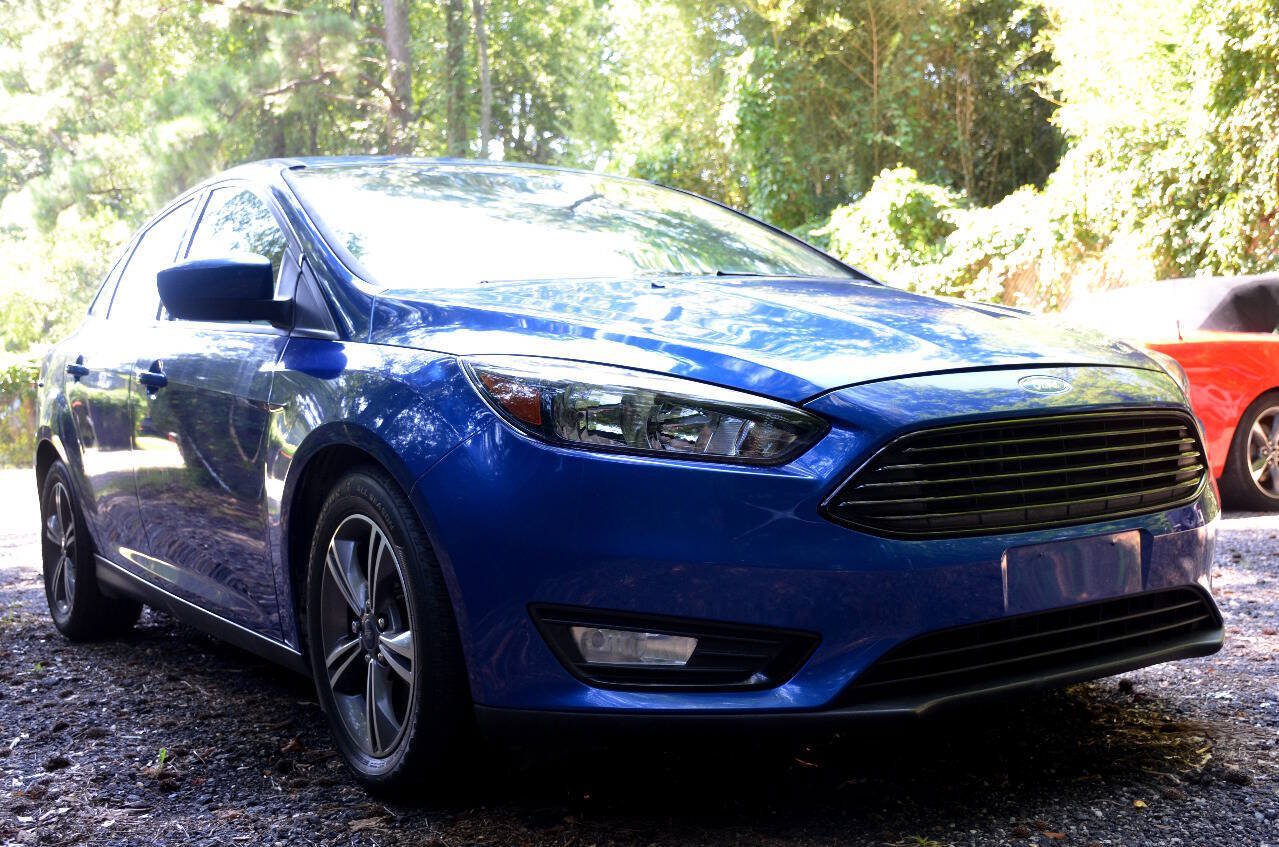 Used 2018 Ford Focus SE w/ SE Appearance Package FWD image 3