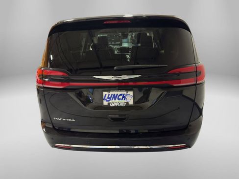 Used 2024 Chrysler Pacifica Touring-L image 4