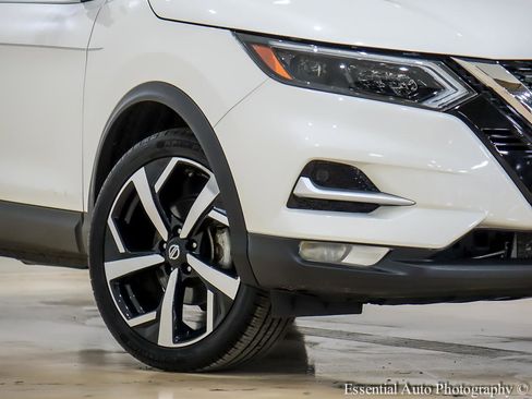 Used 2022 Nissan Rogue Sport SL w/ Premium Package image 3