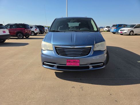 Used 2011 Chrysler Town & Country Touring-L w/ Driver Convenience Group FWD image 2