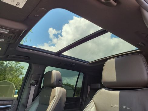 Used 2024 GMC Yukon XL Denali AWD/4WD image 8