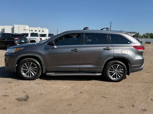 Used 2019 Toyota Highlander XLE AWD/4WD image 2