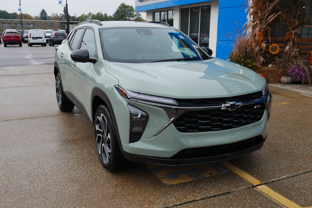 Used 2024 Chevrolet Trax RS FWD image 2