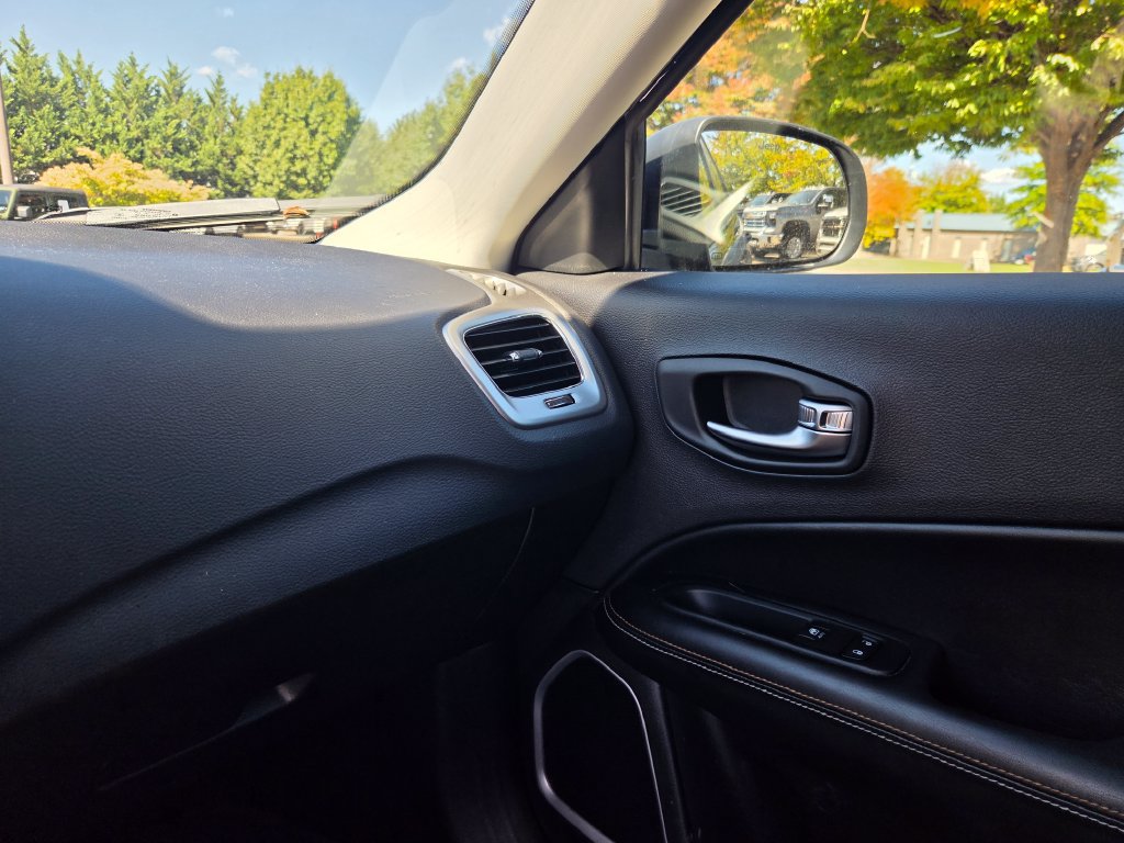 Used 2018 Jeep Compass Sport w/ Cold Weather Group AWD/4WD image 17