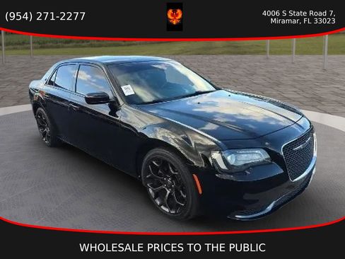Used 2019 Chrysler 300 Touring w/ Sport Appearance Package RWD image 2