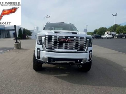 Used 2026 GMC Sierra 2500 Denali w/ Denali Reserve Package image 3