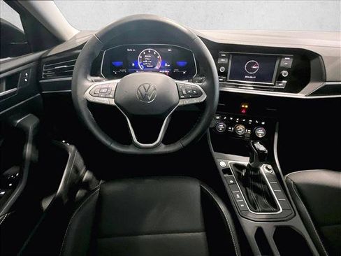 Used 2024 Volkswagen Jetta SE FWD image 7