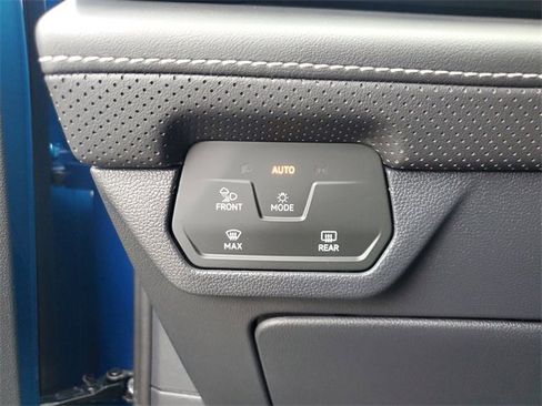 Certified 2025 Volkswagen Atlas Cross Sport SE w/ Panoramic Sunroof Package image 29