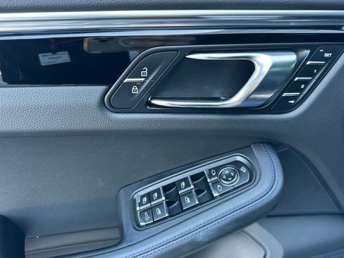 Certified 2022 Porsche Macan image 12