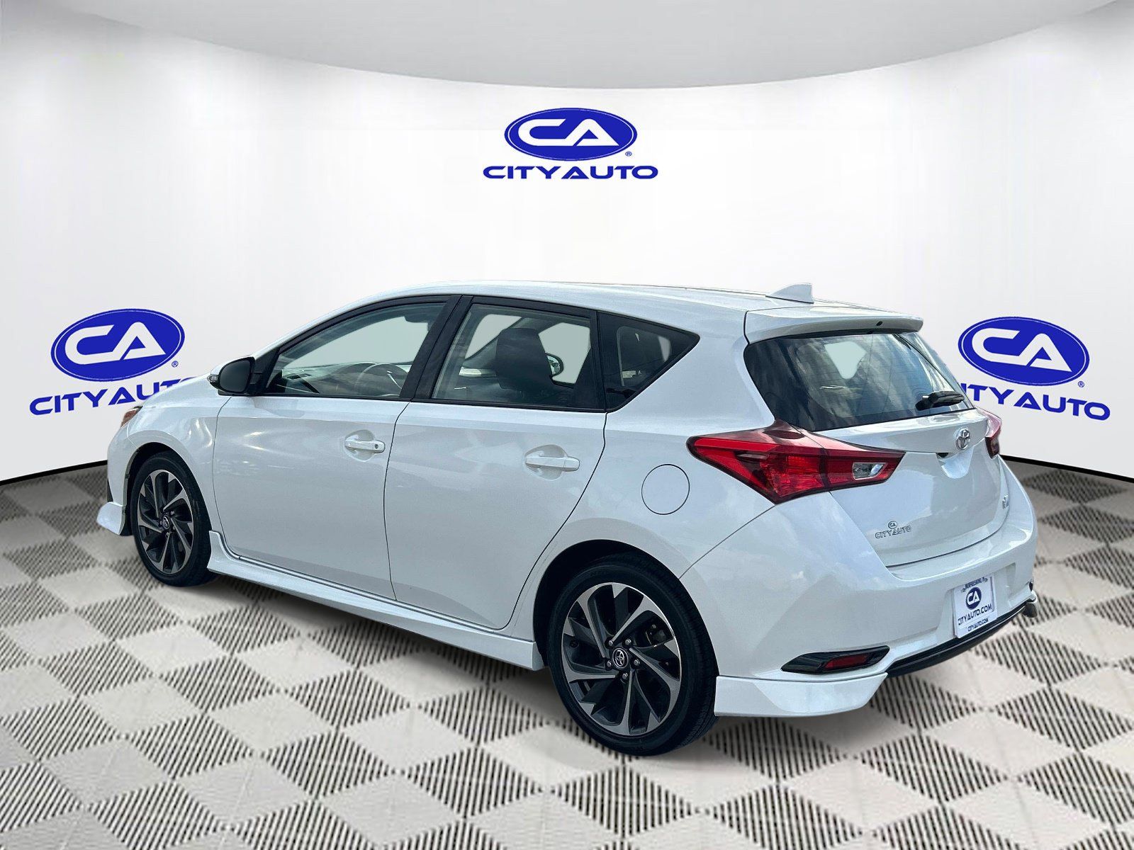 Used 2017 Toyota Corolla iM w/ All-Weather Mat Package FWD image 5