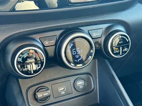 Used 2020 Hyundai Venue SEL image 15