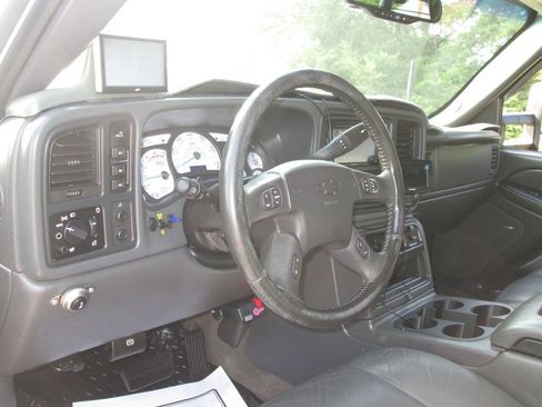 Used 2005 Chevrolet Silverado 2500 LT w/ Heavy-Duty Power Package AWD/4WD image 16