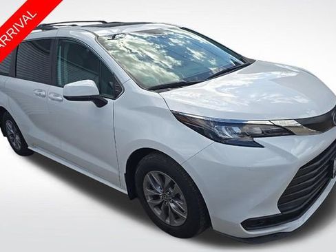Used 2024 Toyota Sienna LE w/ LE Plus Package image 1