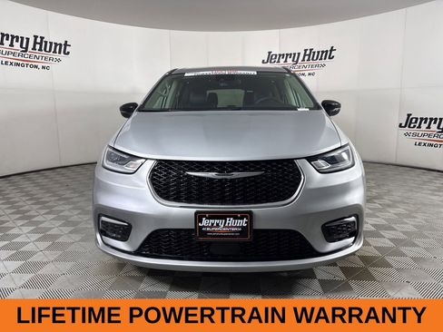 Used 2024 Chrysler Pacifica Limited FWD image 3