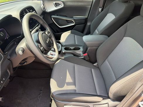 Used 2025 Kia Soul LX w/ LX Technology Package FWD image 9