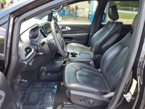 Used 2022 Chrysler Pacifica Touring-L w/ S Appearance Package FWD image 4