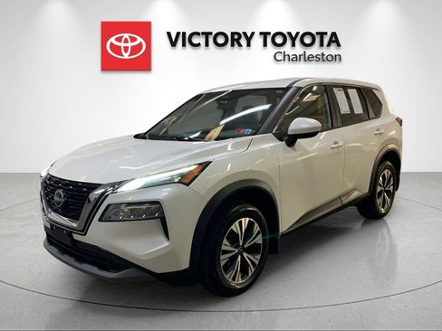 Used 2023 Nissan Rogue SV image 2