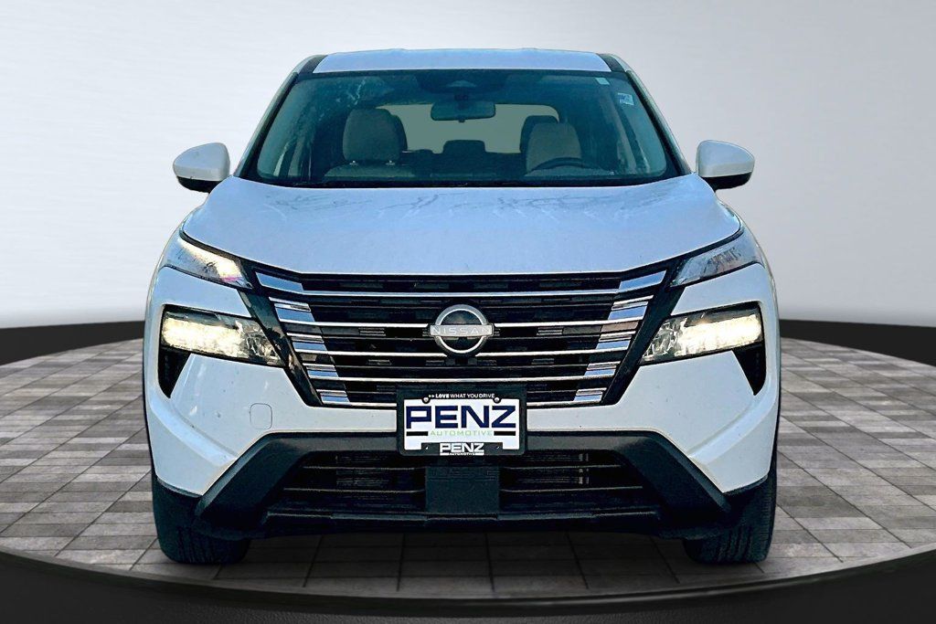 Used 2025 Nissan Rogue SV AWD/4WD image 2