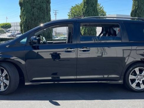 Used 2018 Toyota Sienna SE Premium w/ Carpet Mat Package FWD image 5