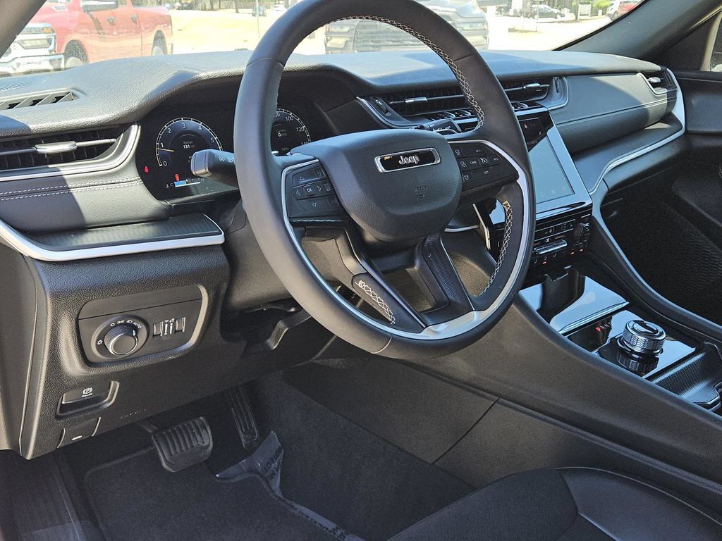 Used 2025 Jeep Grand Cherokee Altitude AWD/4WD image 14