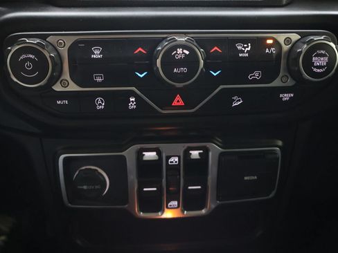 Used 2020 Jeep Wrangler Unlimited Sahara w/ Uconnect 4C Nav & Sound Group AWD/4WD image 27