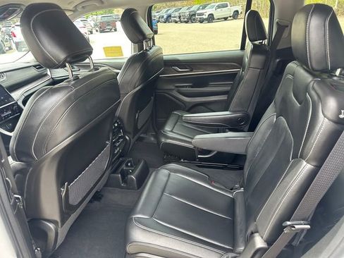 Used 2023 Jeep Grand Cherokee L Limited w/ Black Appearance Package AWD/4WD image 18