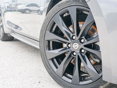 Used 2019 Nissan Maxima SR w/ Premium Package FWD image 2