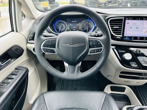 Used 2022 Chrysler Pacifica Touring-L FWD image 15