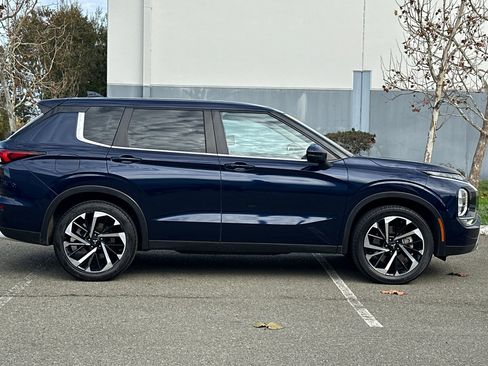 Used 2024 Mitsubishi Outlander SE image 3