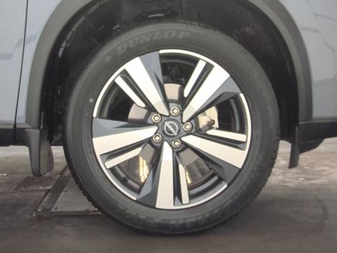 Used 2025 Nissan Rogue SL AWD/4WD image 11