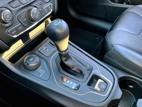 Certified 2022 Jeep Cherokee Latitude Lux w/ Sun & Sound Group image 29