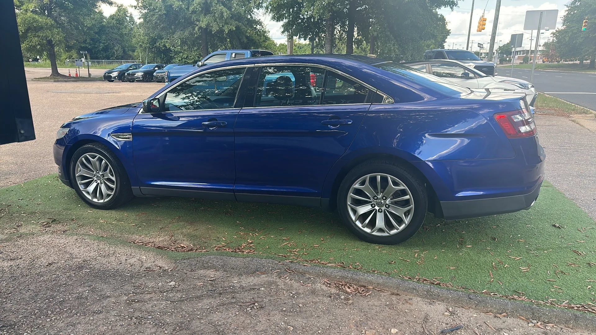 Used 2014 Ford Taurus Limited FWD image 6