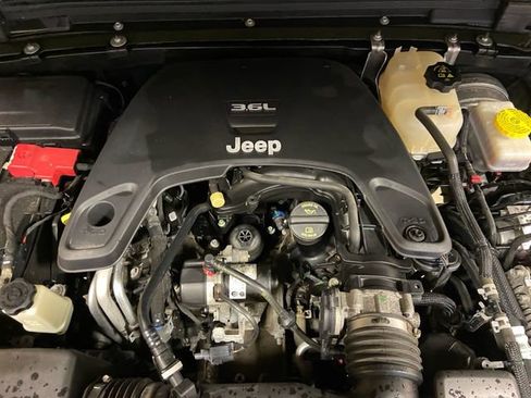 Certified 2021 Jeep Wrangler Unlimited Rubicon w/ Cold Weather Group image 18