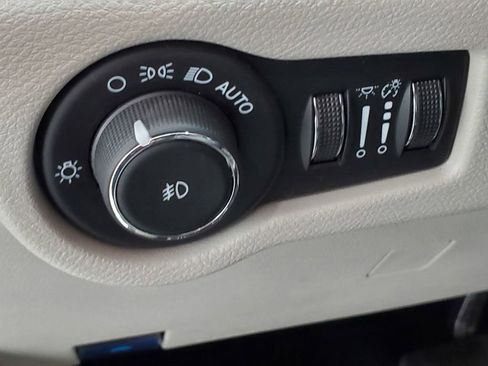 Used 2024 Chrysler Pacifica Touring-L image 28