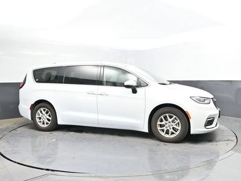 Used 2023 Chrysler Pacifica Touring-L FWD image 5